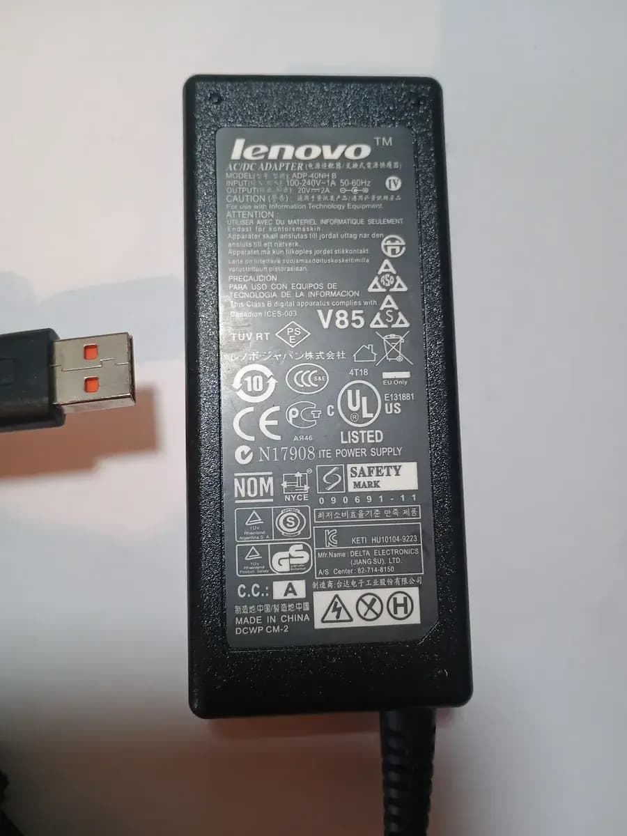 Cargador Lenovo Yoga 40w 20v 2a Ficha Rectangular Adp-40nh Negro