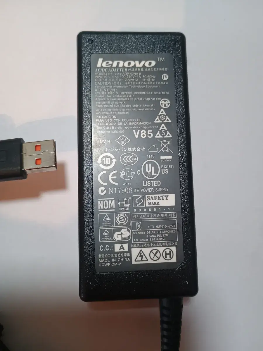 Cargador Lenovo Yoga 40w 20v 2a Ficha Rectangular Adp-40nh Negro